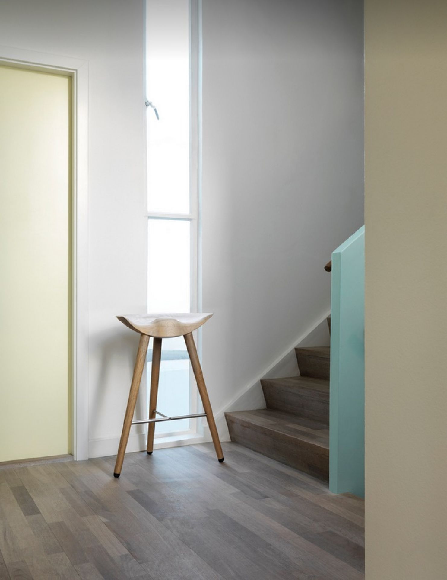 ML42 Thekenhocker Audo aus Holz im modernen Flur mit Treppe und Tür.