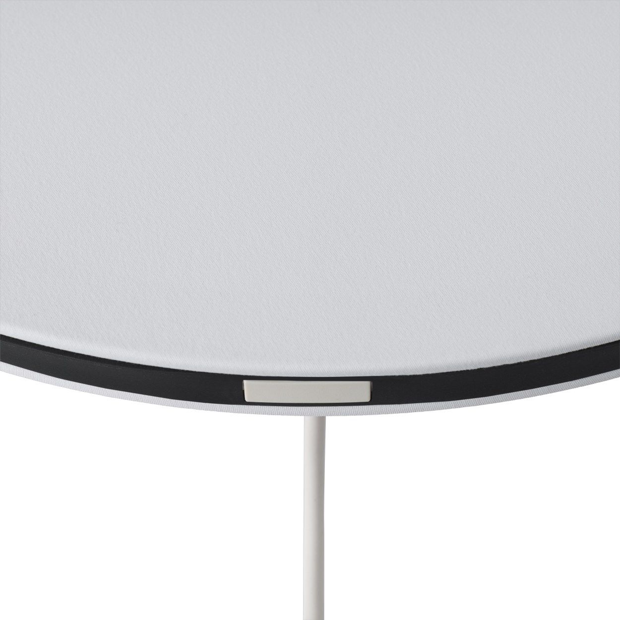 Detailaufnahme der Calm Wandleuchte von Muuto mit weißem Lampenschirm und schwarzer Einfassung.