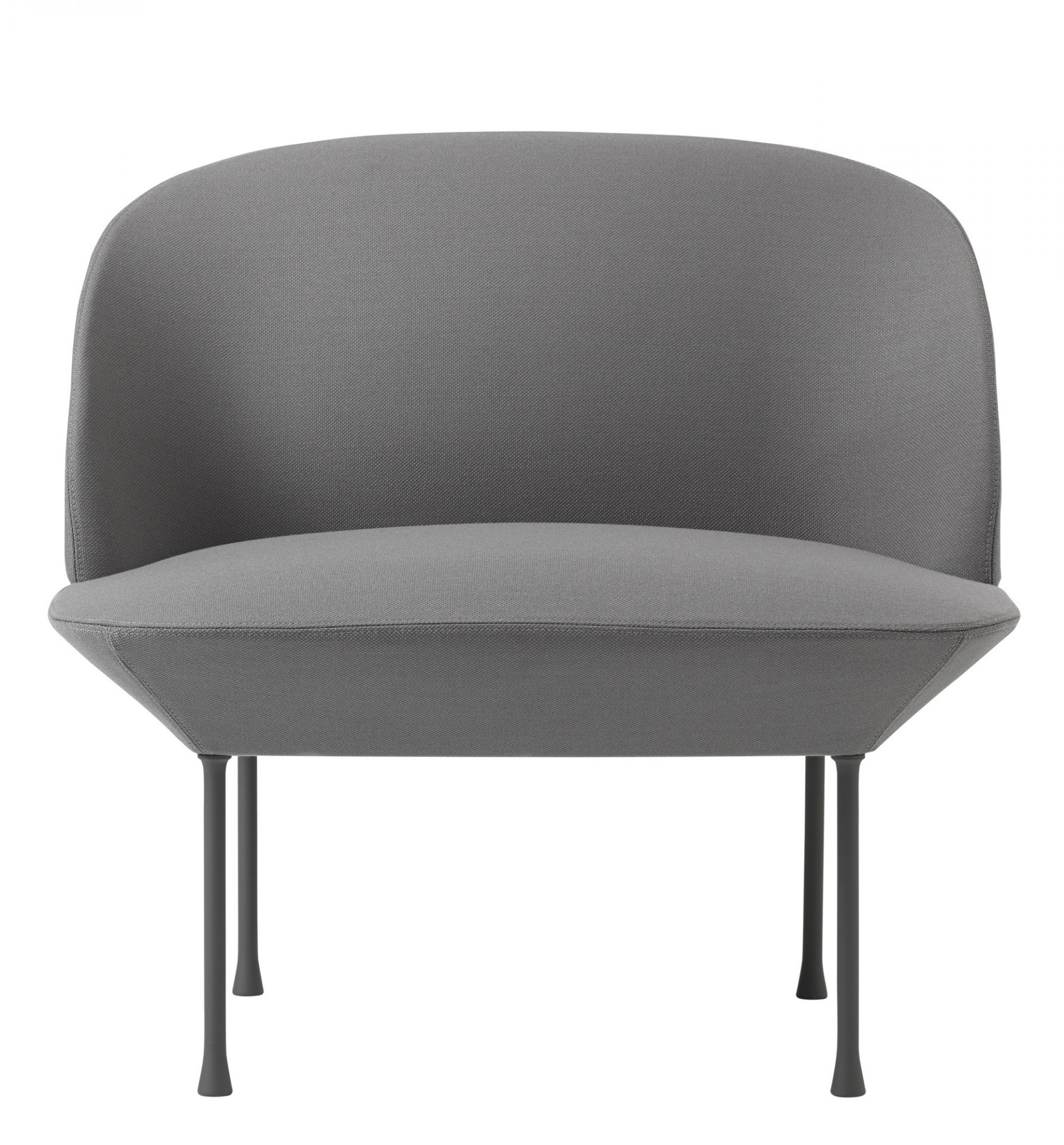 Graues Oslo Sofa von Muuto mit Stoffbezug und filigranen Metallbeinen.