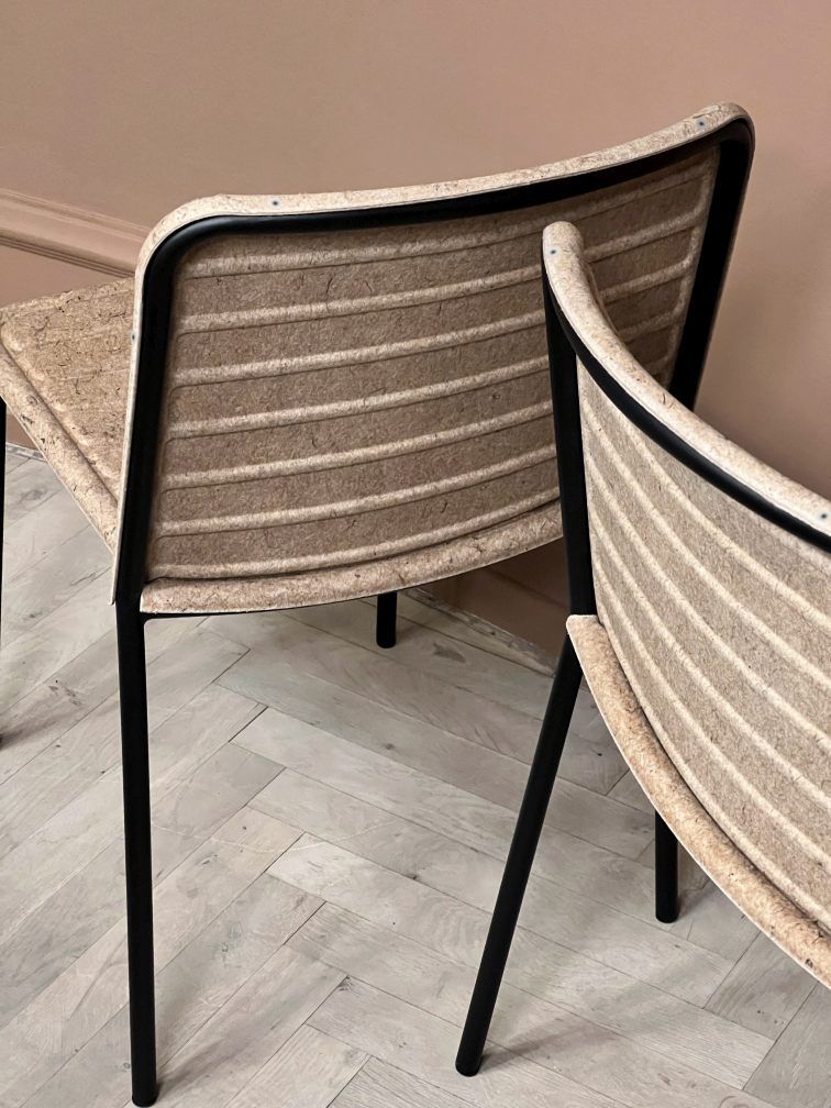 Zwei Flax Stacker Stühle von Please wait to be seated mit schwarzem Gestell und Leinenstruktur.
