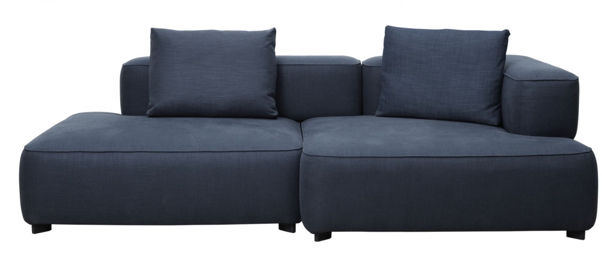 Alphabet Sofa von Fritz Hansen, 2-Sitzer in blau mit Armlehne rechts und zwei Kissen.