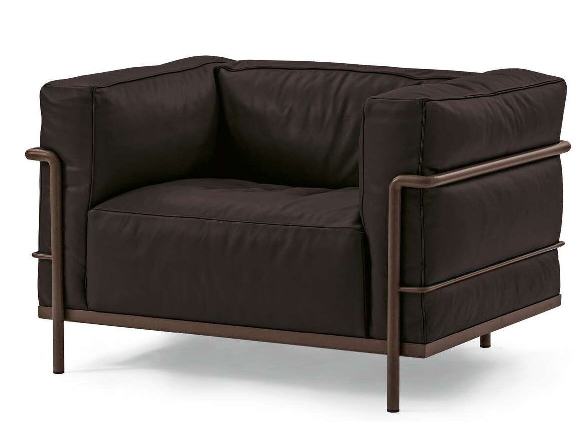 Brauner 3 Fauteuil Grand Confort Sessel von Cassina mit Lederbezug und Stahlrohrgestell, seitliche Ansicht.