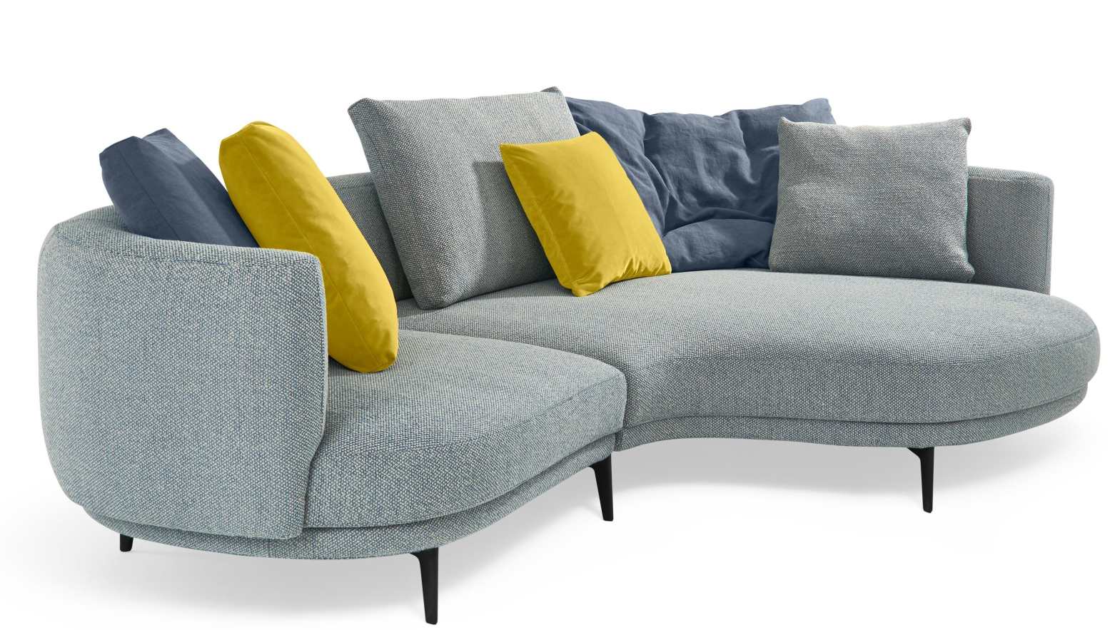 Marru Sofa von Walter Knoll, hellgrauer Stoffbezug mit farbigen Kissen, modernes Wohnzimmer Design.