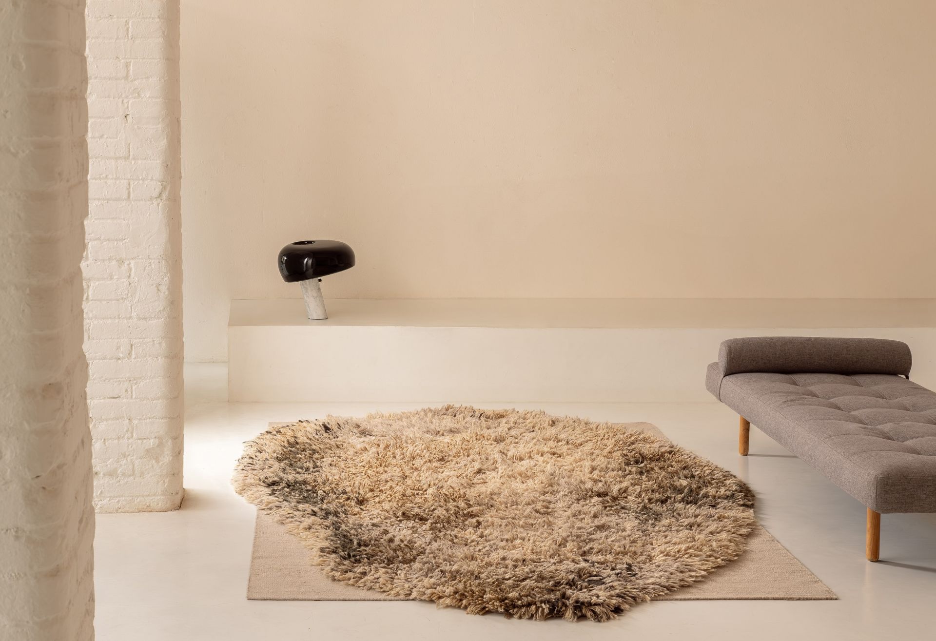 Beiger Alga Rug Teppich von Nanimarquina im minimalistischen Wohnzimmer mit Sofa und Lampe.