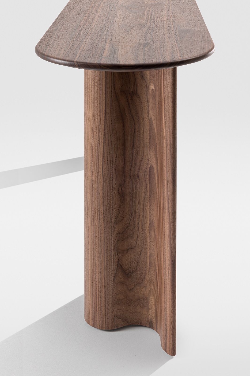 Detailaufnahme des Curtain Console Konsoltischs aus Nussbaumholz, modernes Designmöbel für den Flur.