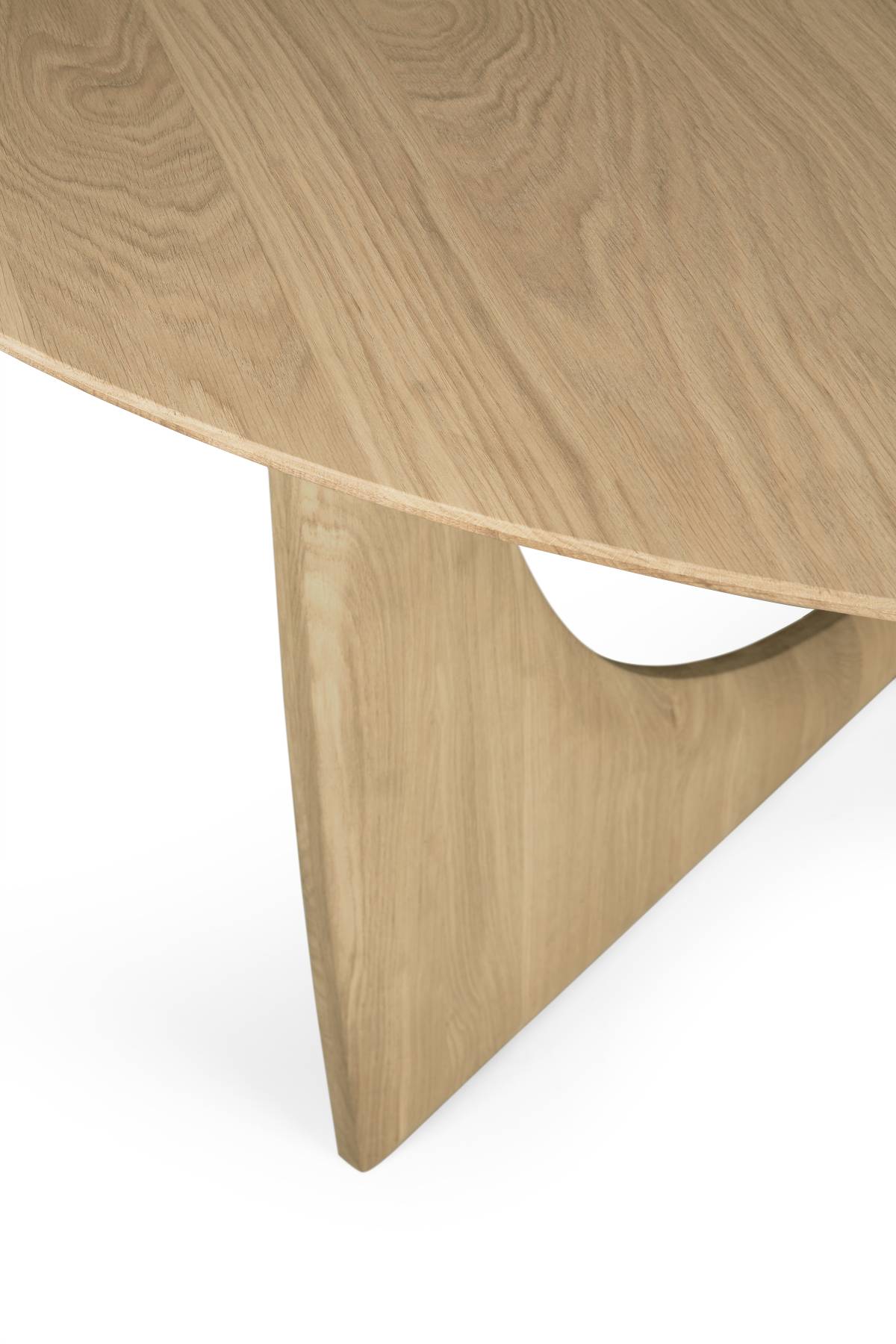 Detailaufnahme des Ethnicraft Geometric Esstisches: Runde Tischplatte aus Eichenholz mit einzigartigem, dreieckigem Untergestell.