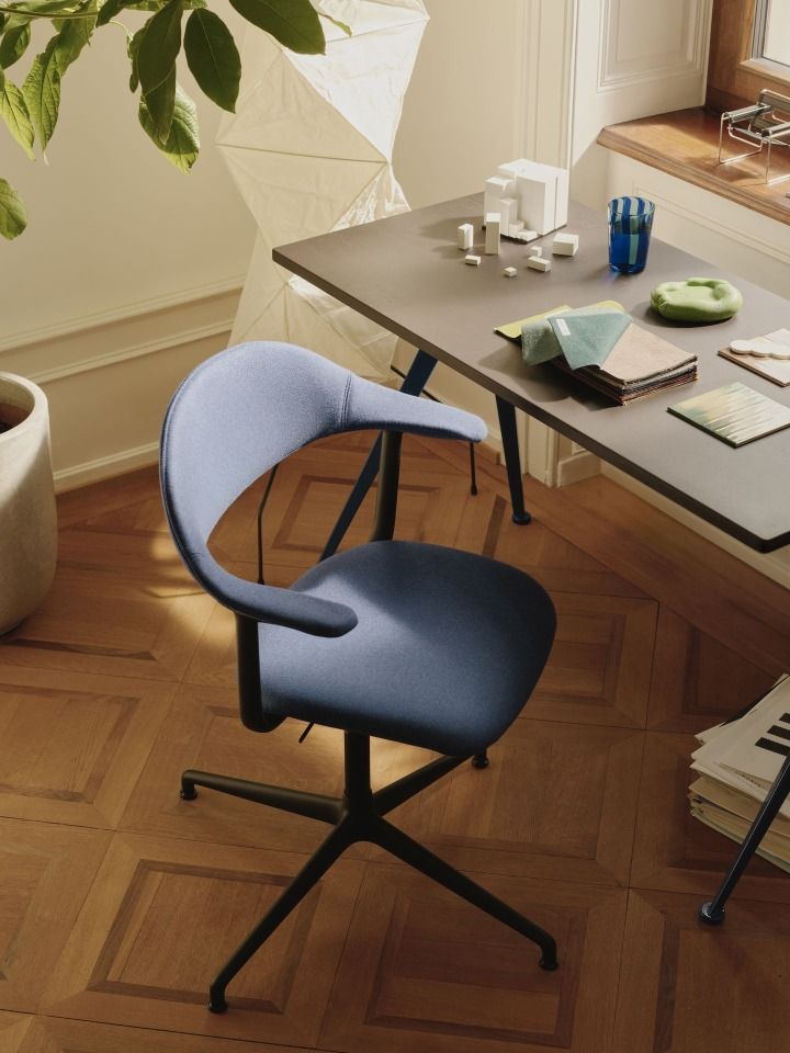Mynt Bürodrehstuhl von Vitra mit blauem Bezug und schwarzem Fußkreuz, ergonomischer Bürostuhl für das Homeoffice.