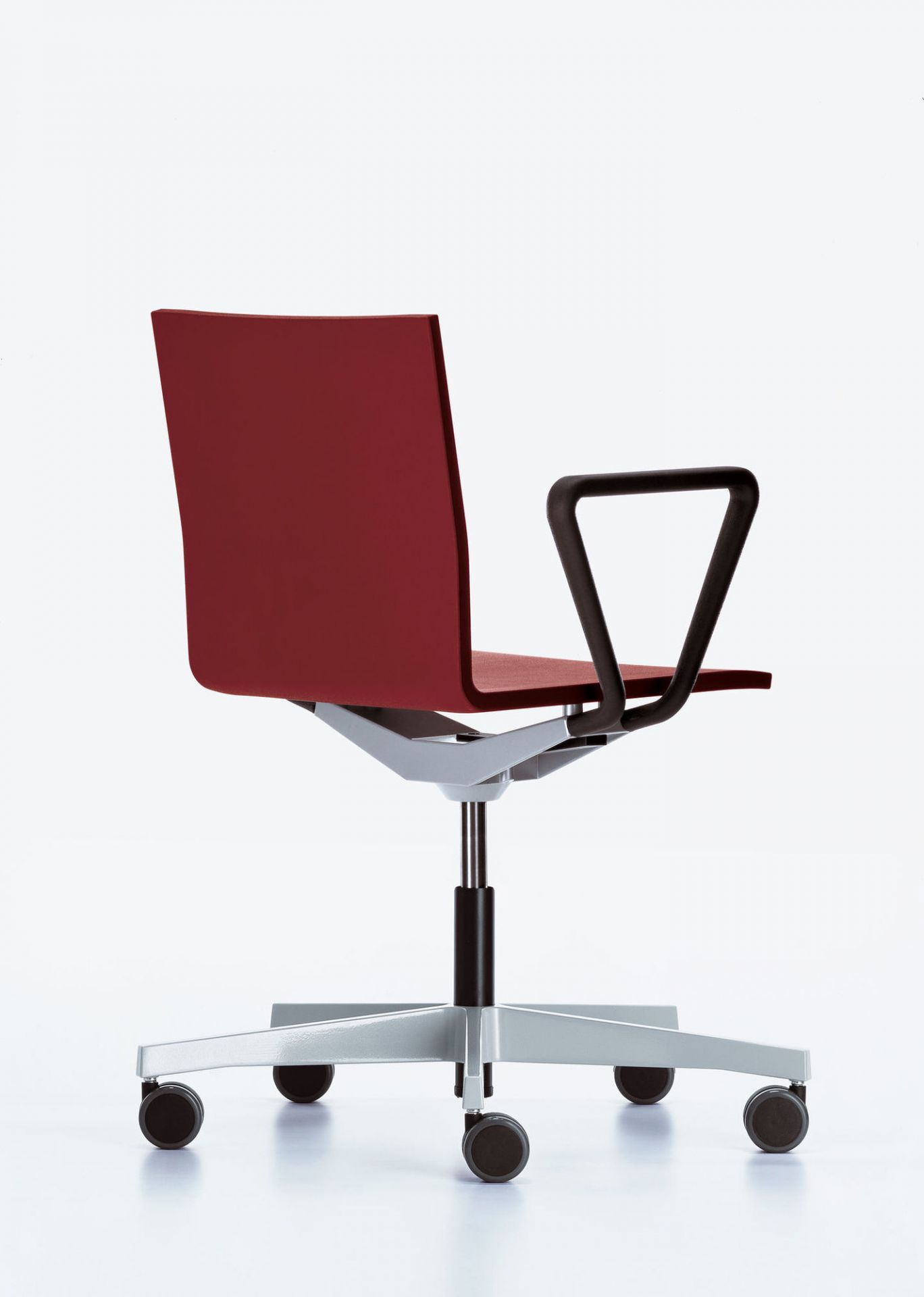 Vitra .04 Bürostuhl in Rot mit Armlehnen, ergonomischer Drehstuhl für das Büro.