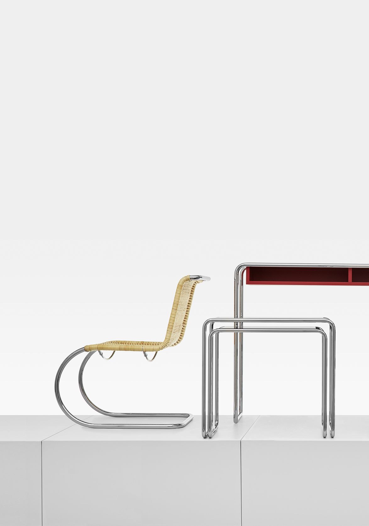 S 533 R Thonet Freischwinger Stuhl mit Wiener Geflecht und Stahlrohr Gestell, klassisches Design.