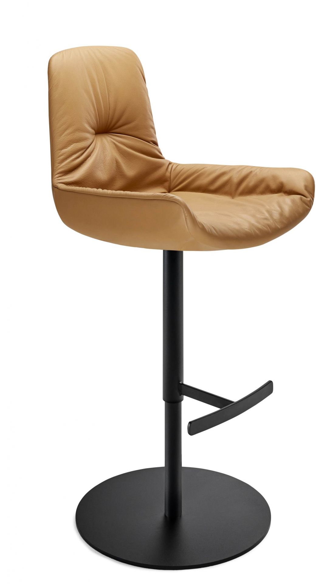 Leya Bar Armchair Low Barhocker von Freifrau Manufaktur mit Lederbezug in Braun und schwarzem Fuß.
