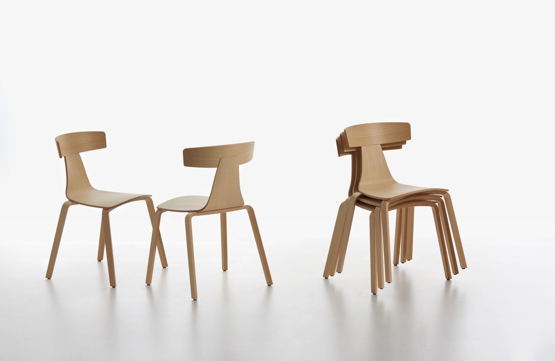 Remo Holzstuhl aus Esche, naturfarben, von Plank. Stapelbare Holzstühle für Esszimmer und Küche.