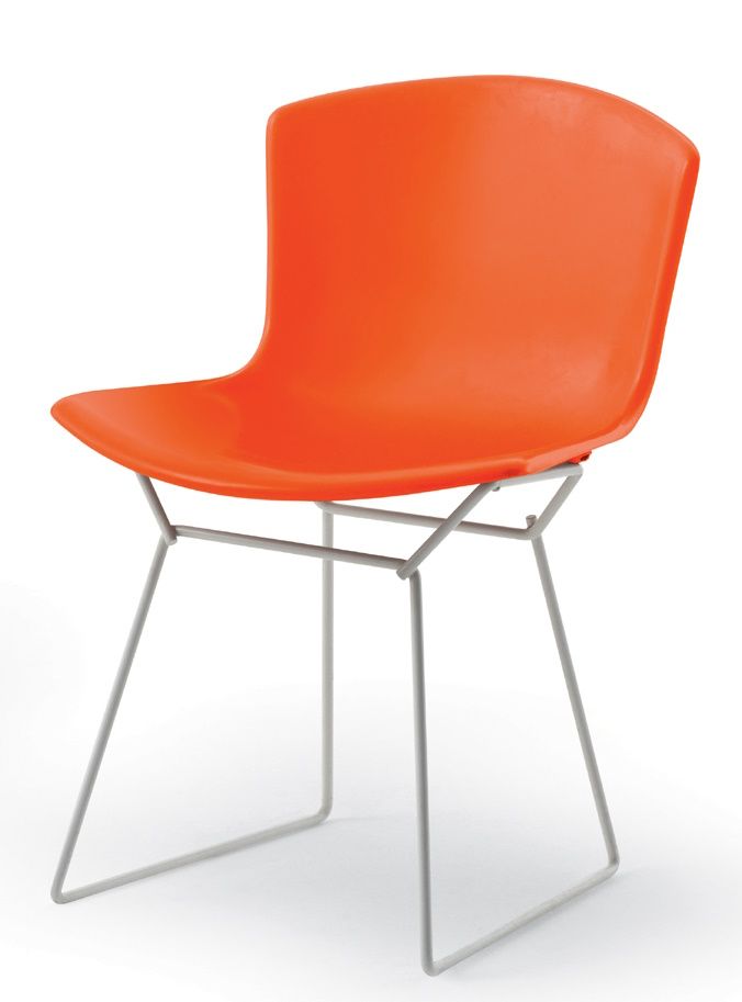 Oranger Bertoia Plastic Side Chair von Knoll International mit weißem Drahtgestell, freigestellt auf weißem Hintergrund.