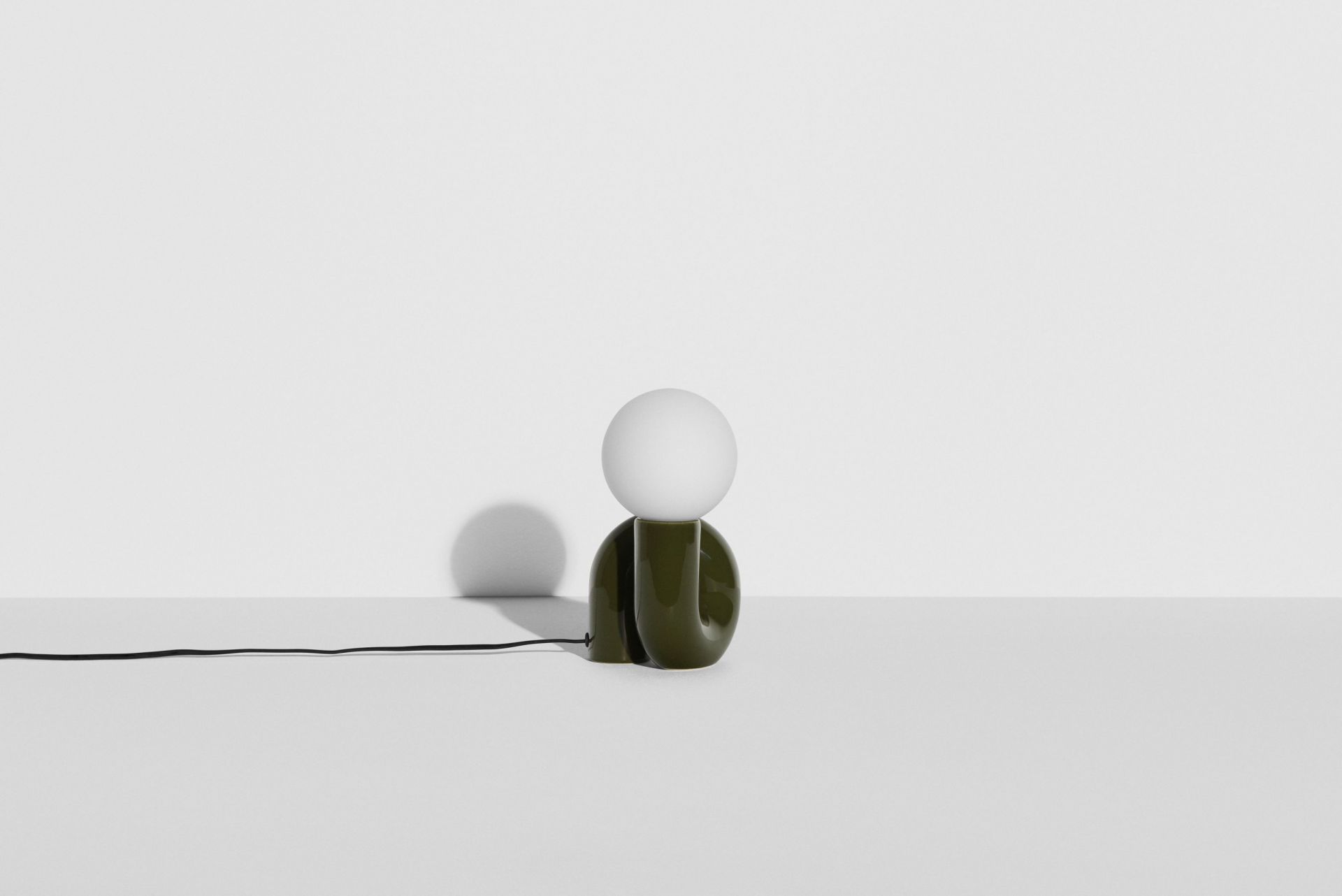 Neotenic Tischleuchte klein von Petite Friture, olivgrün mit weißem Leuchtkörper, modernes Design.