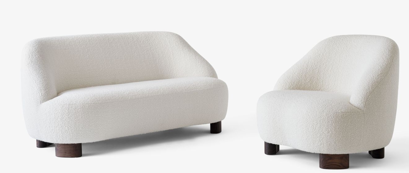 AndTradition Margas LC3 Sofa, 2-Sitzer und Sessel in Weiß mit Bouclé-Bezug und dunklen Holzfüßen.
