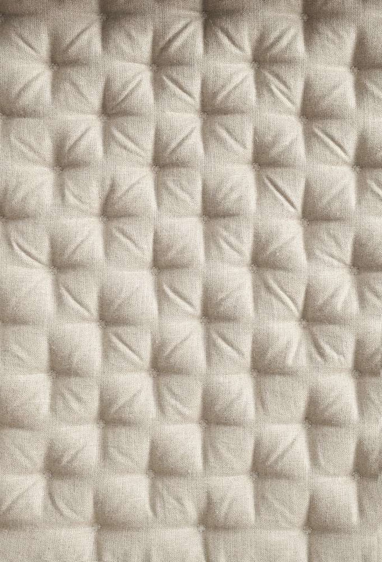 Detailaufnahme der gesteppten Polsterung des FK10 Plico Chair Sessels von Carl Hansen & Søn.