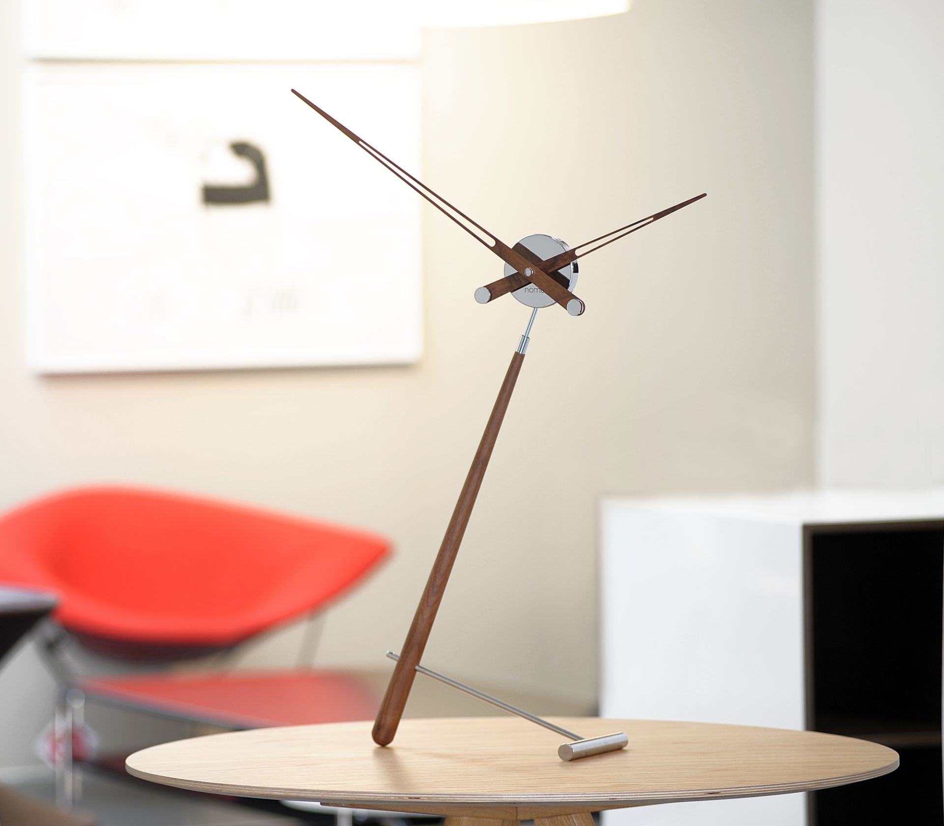 Puntero Tischuhr von Nomon aus Holz und Metall auf einem Tisch. Design Uhr.