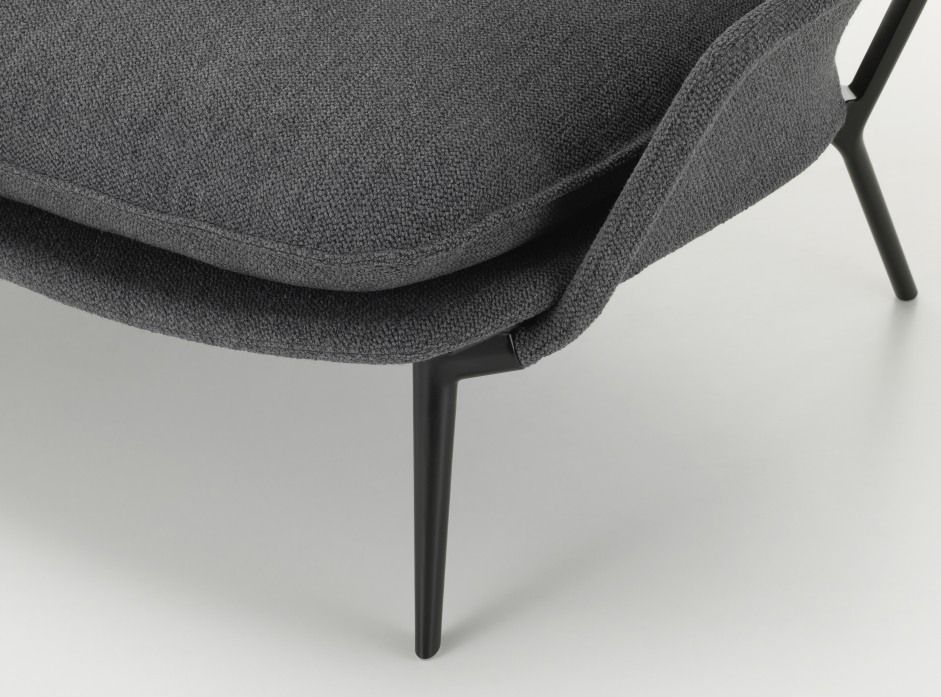 Detailaufnahme des Slow Sofas von Vitra mit grauem Stoffbezug und schwarzen Beinen.