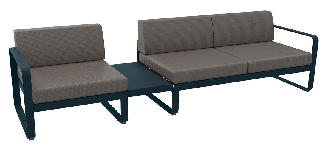 Bellevie Lounge Sofa von Fermob, Outdoor-Möbel mit dunkelblauem Rahmen und grauen Polstern, bestehend aus Sessel, Tisch und Zweisitzer.