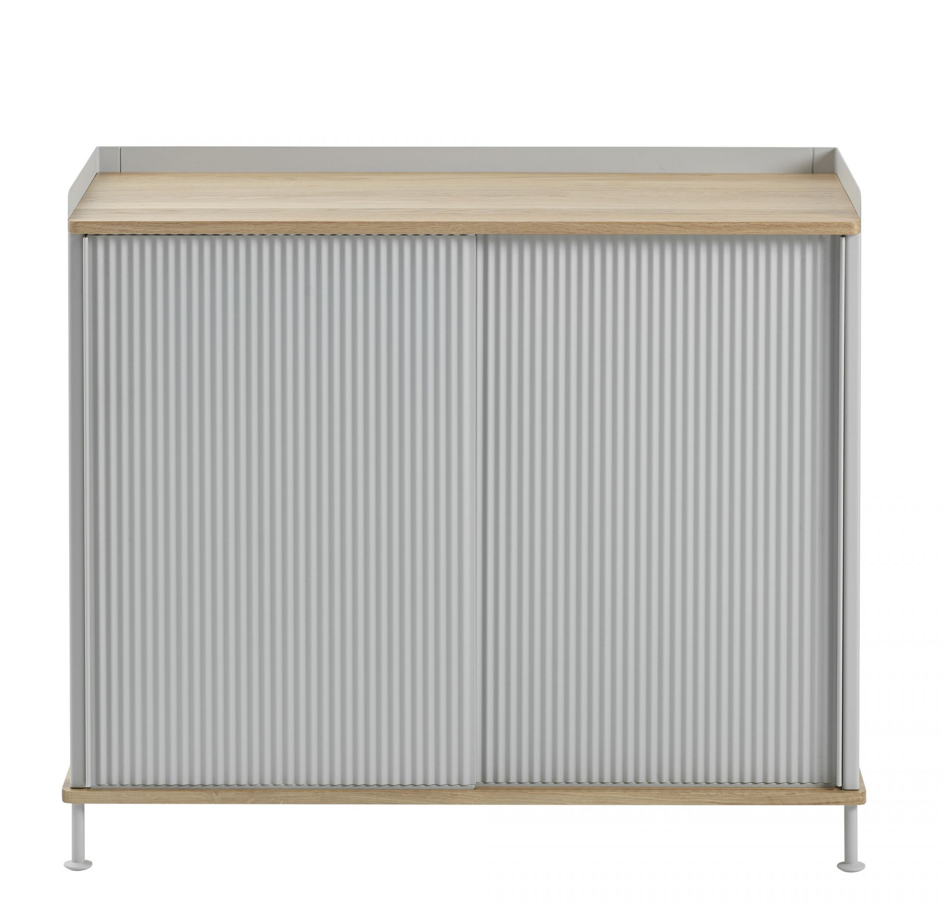 Enfold Sideboard von Muuto, hohe Ausführung mit geriffelten, hellgrauen Schiebetüren und hellem Holzdeckel.