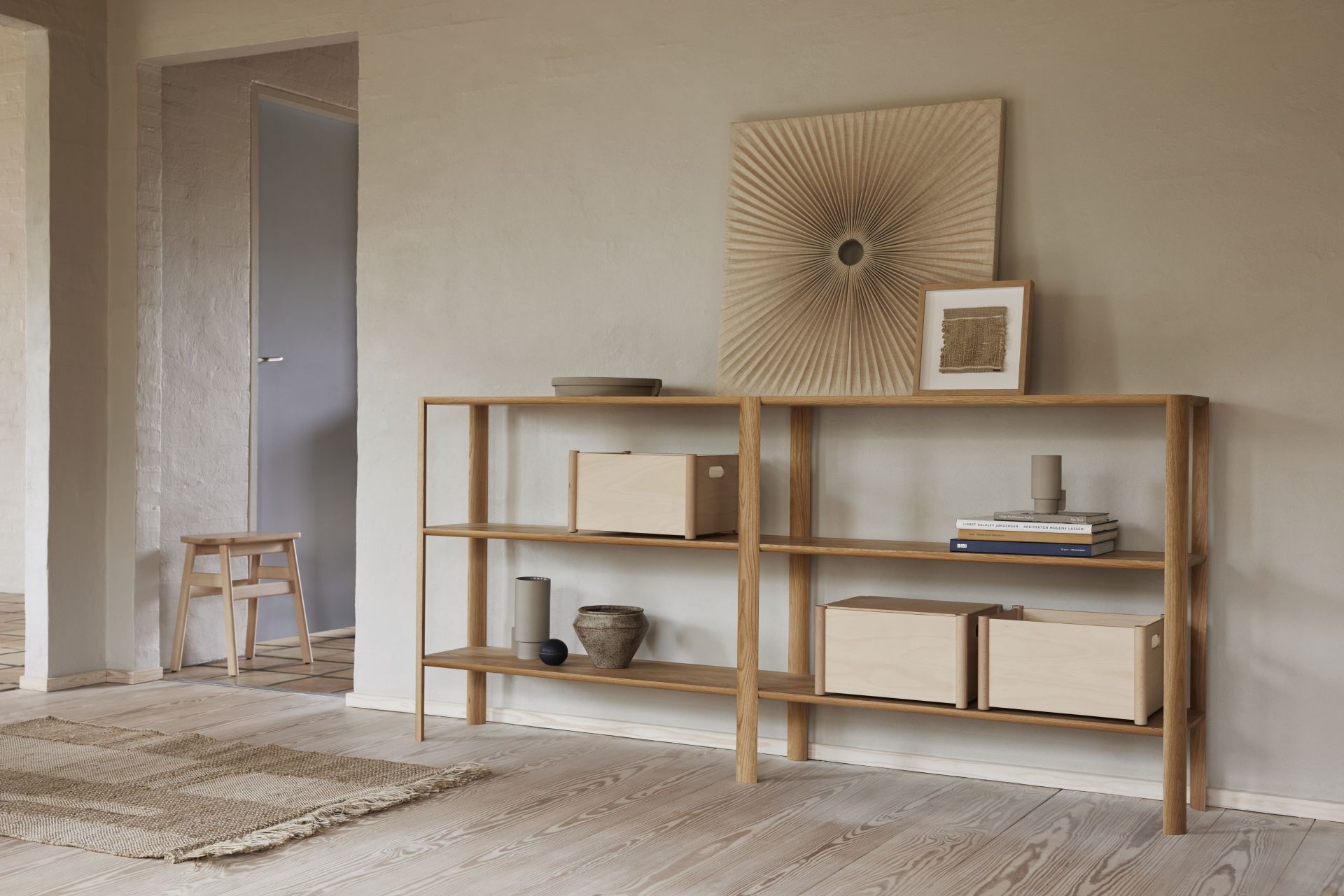 Leaf  Regal 2x3 Eiche geölt von Form & Refine im skandinavischen Wohnzimmer mit Holzfußboden und Deko.