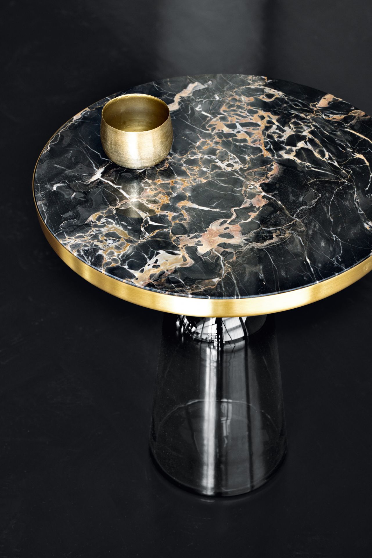 Bell Coffee Table Tischplatte aus schwarzem Marmor mit goldenem Rand und Glasfuß.