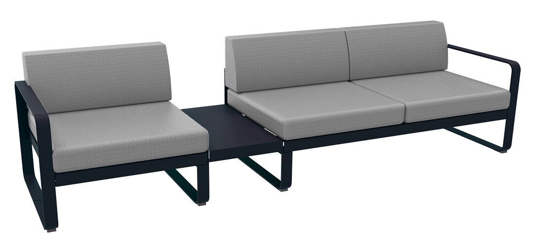 Bellevie Lounge Sofa von Fermob, Outdoor-Möbel in Grau mit Tisch-Element, modernes Design für Garten und Terrasse.