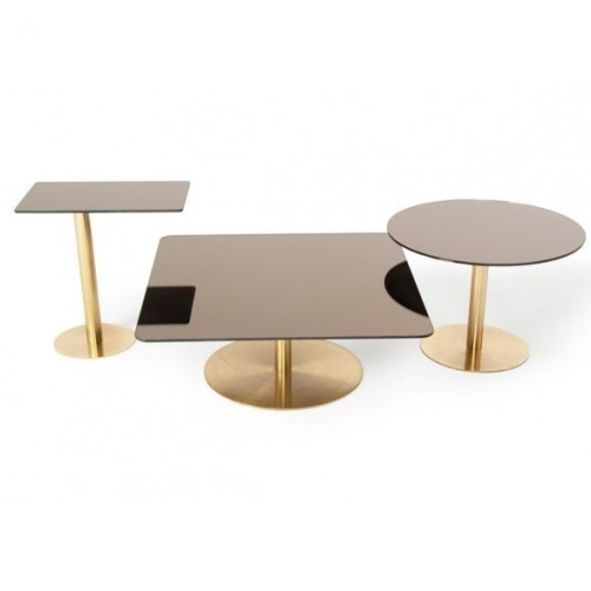 Drei Tom Dixon Flash Beistelltische mit Messingfuß und rechteckiger, quadratischer und runder Tischplatte.