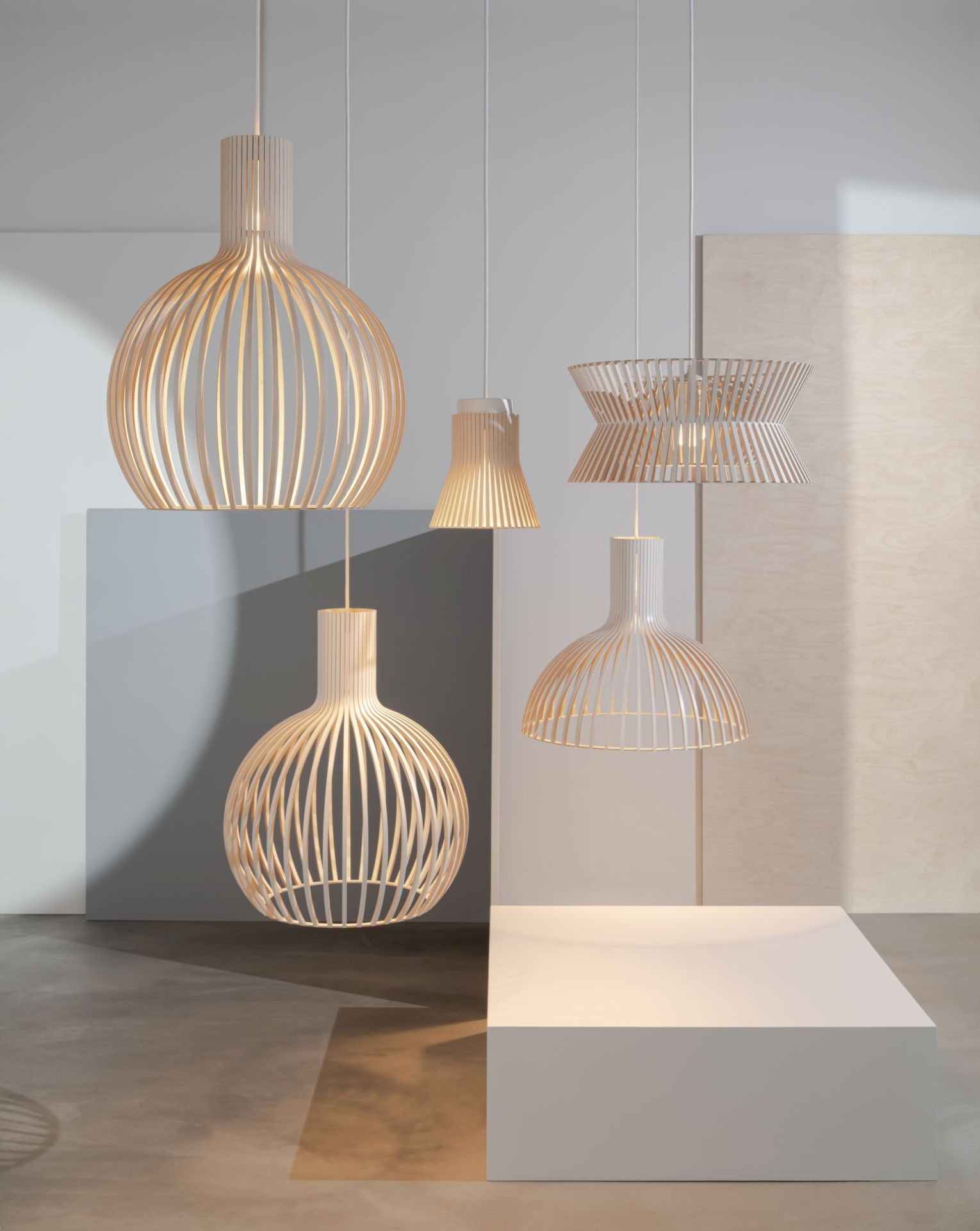 Kontro 6000 Pendelleuchte von Secto Design: Mehrere moderne Holzleuchten in verschiedenen Formen.