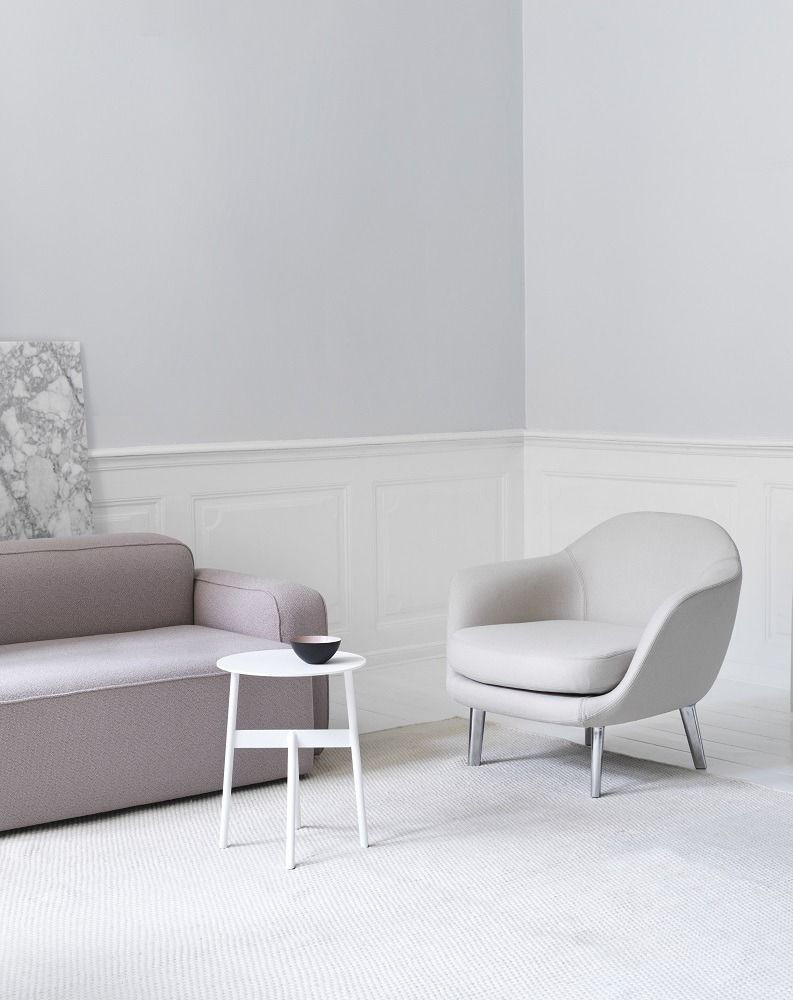 Heller Raum mit Normann Copenhagen Sum Lounge Armchair Sessel, Sofa und Beistelltisch in Weiß.