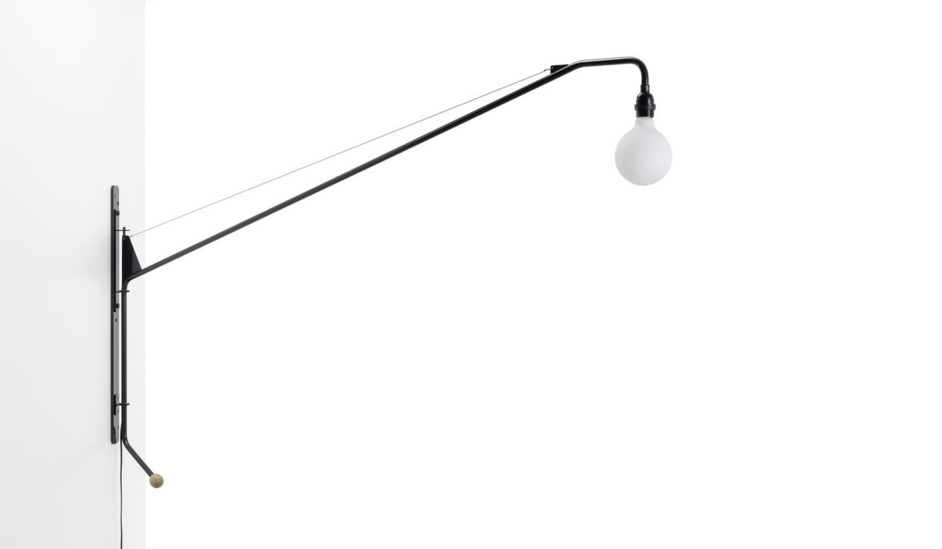 Schwarze Potence Wandleuchte von Vitra mit langem Arm und Glühbirne vor weißem Hintergrund.