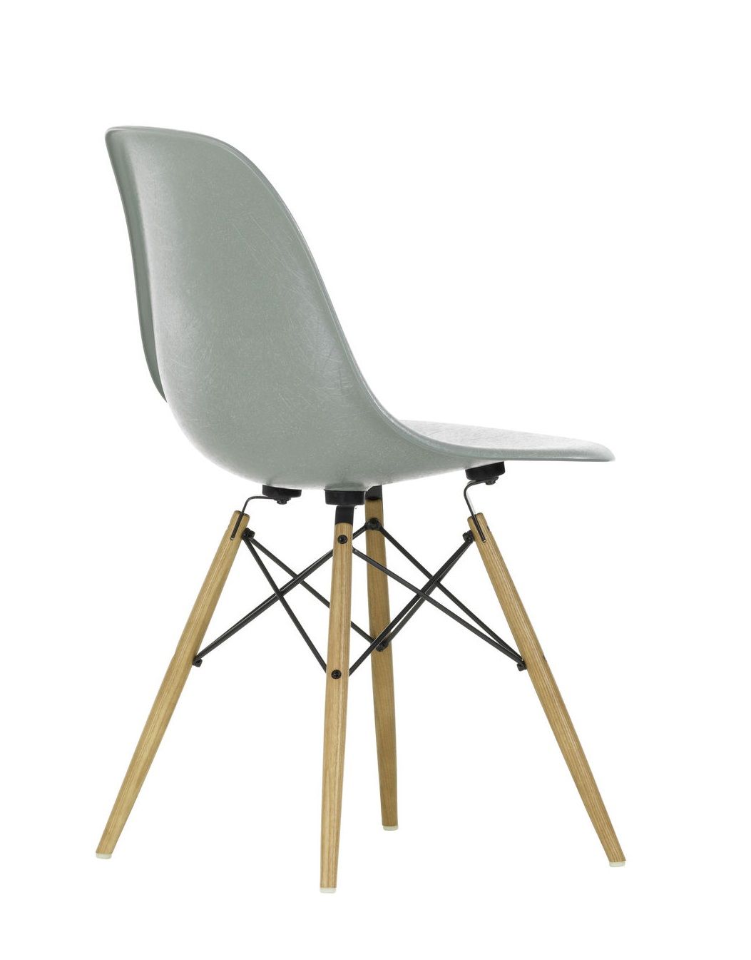 Grauer Eames Plastic Side Chair DSW Stuhl von Vitra mit Holzbeinen, Ansicht von der Seite.