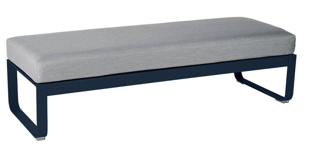 Bellevie Polsterhocker für den Außenbereich: Graue Sitzfläche auf blauem Metallgestell, ideal für zwei Personen.