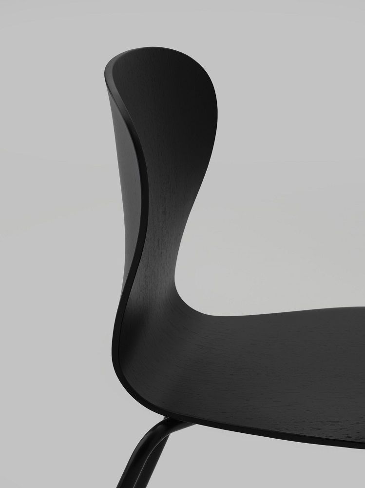 Detailaufnahme des schwarzen Thonet S 220 Formholzstuhls ohne Armlehne, modernes Design mit geschwungenen Linien.