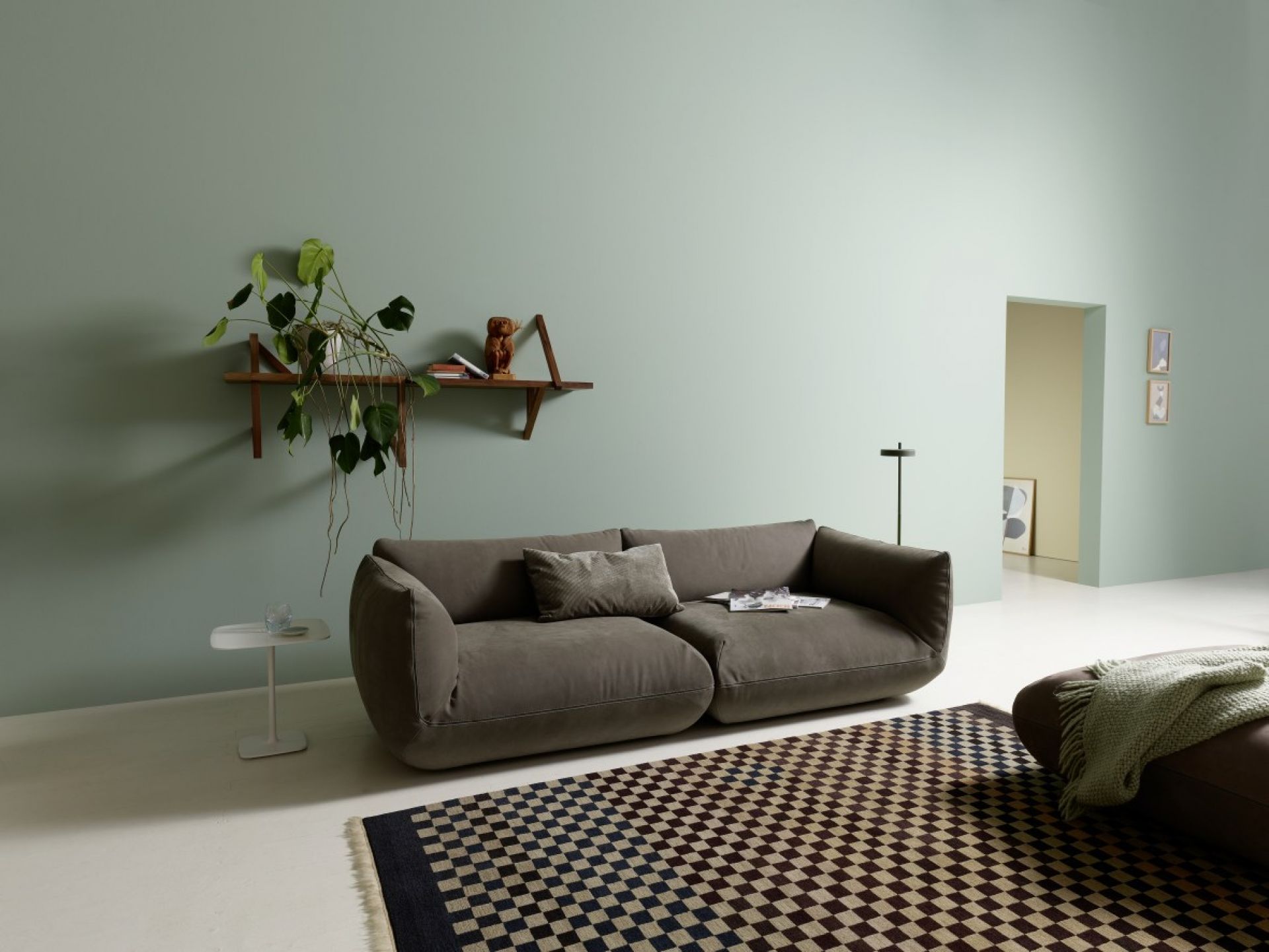 Graues Jalis21 Sofa von Cor mit Rückenkissen und Teppich in modernem Wohnzimmer.