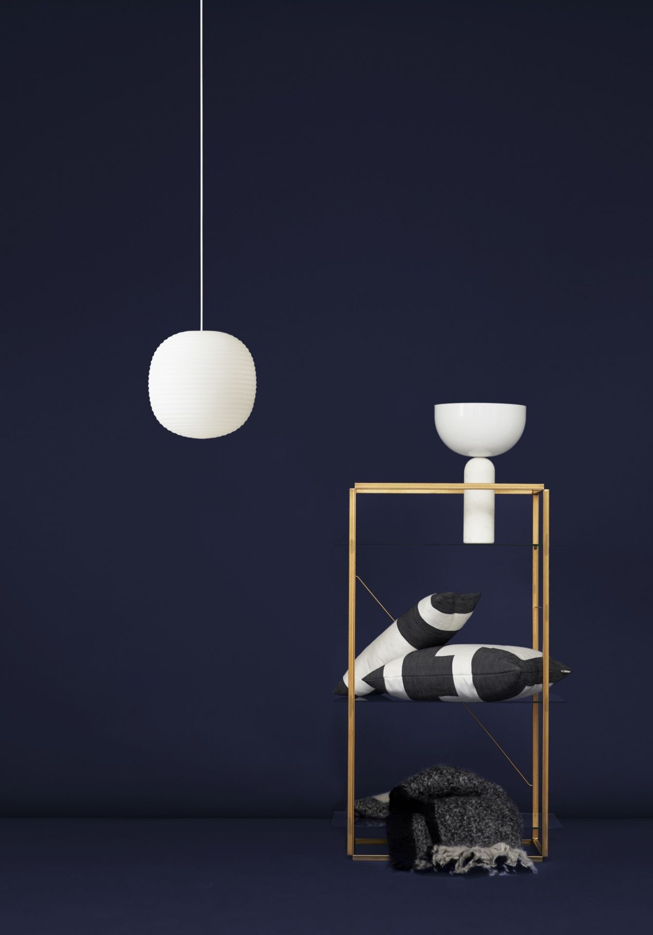 New Works Kizu Tischleuchte in Weiß, moderne Designerlampe auf einem Regal, minimalistisches Wohnaccessoire.