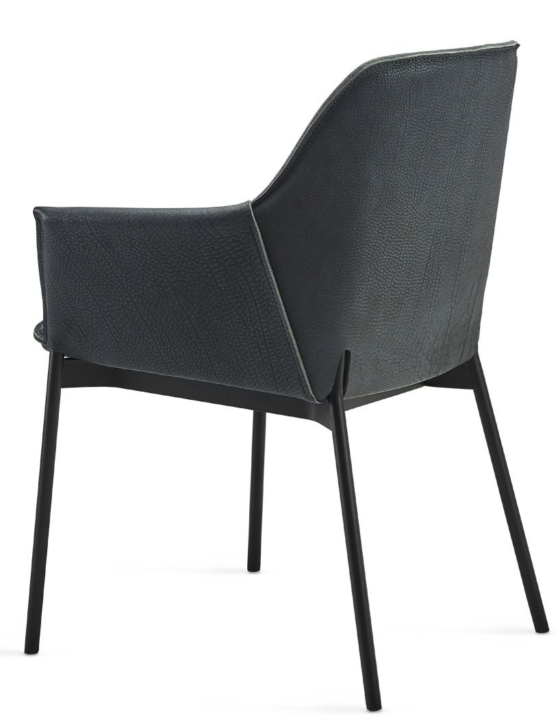 Grace Lounge Chair High von Freifrau Manufaktur, grauer Sessel mit Armlehne und schwarzem Metallgestell.