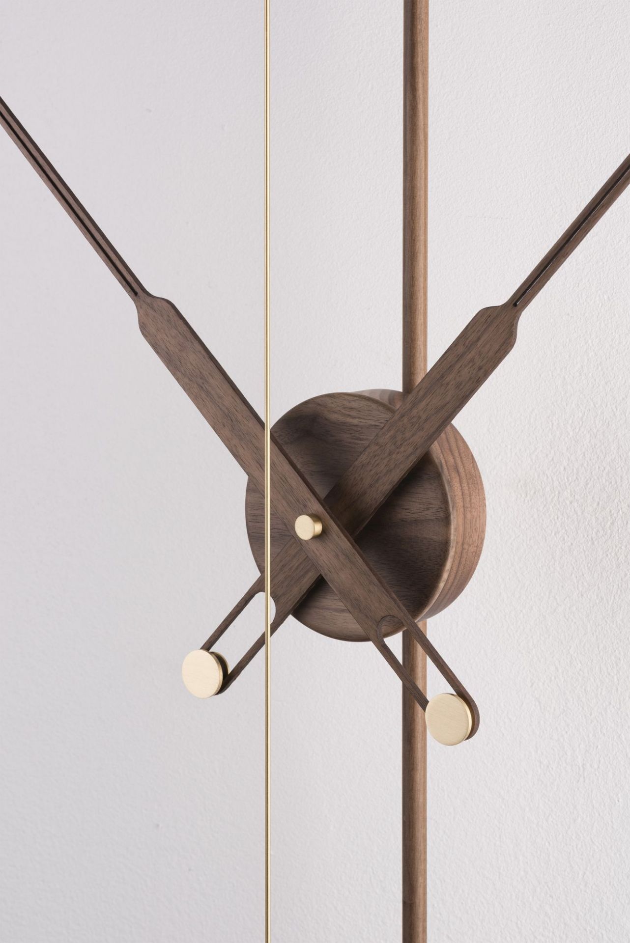 Detailaufnahme der Nomon Barcelona Uhr mit goldenen Akzenten und Holzzeigern.