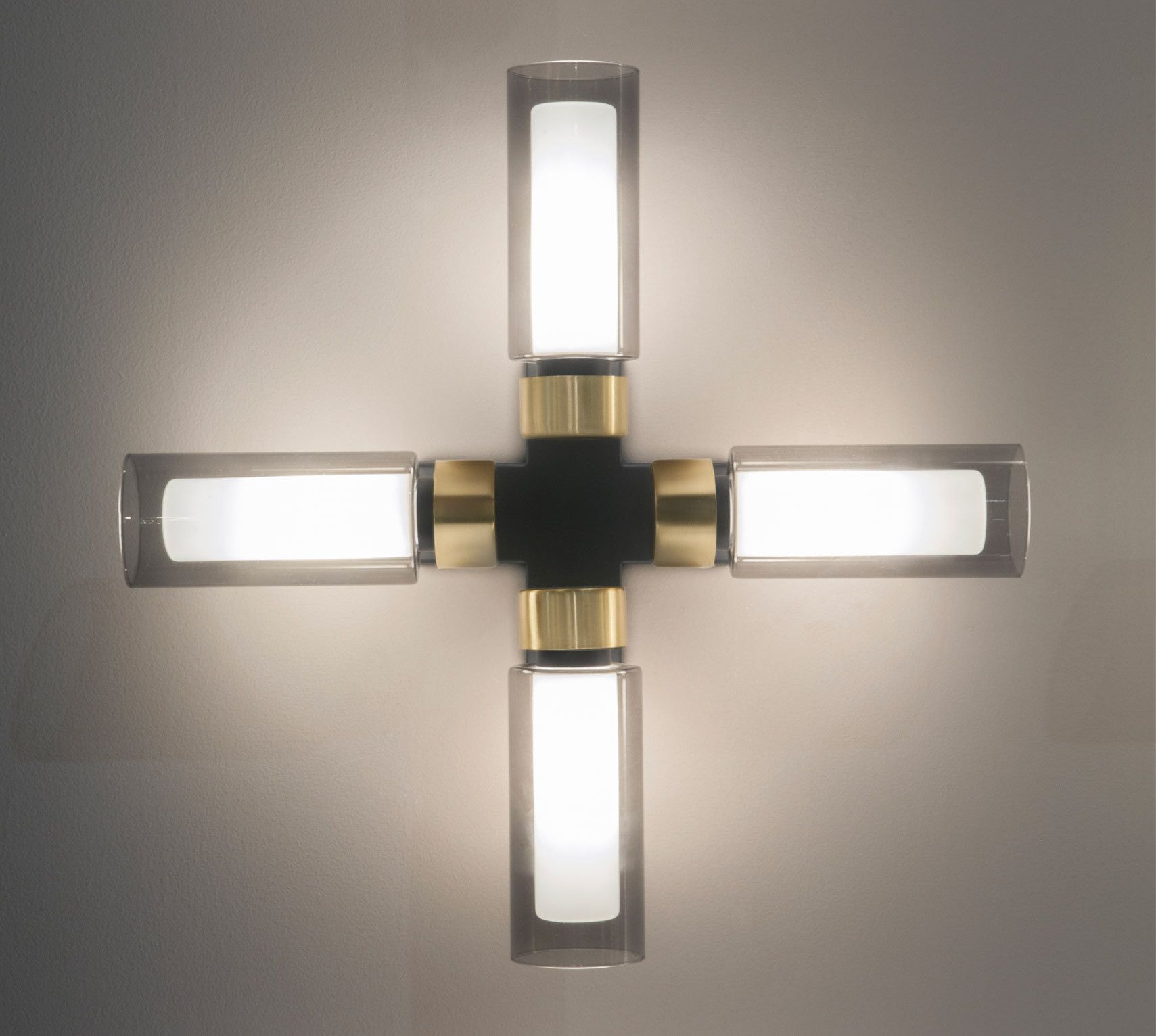 Osman Wandleuchte von Tooy: Moderne Deckenlampe mit vier Glaszylindern und Messingdetails.