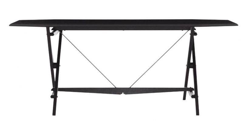 Schwarzer 833 Cavalletto Esstisch von Cassina mit filigranem, modernem Design und trapezförmigen Beinen.