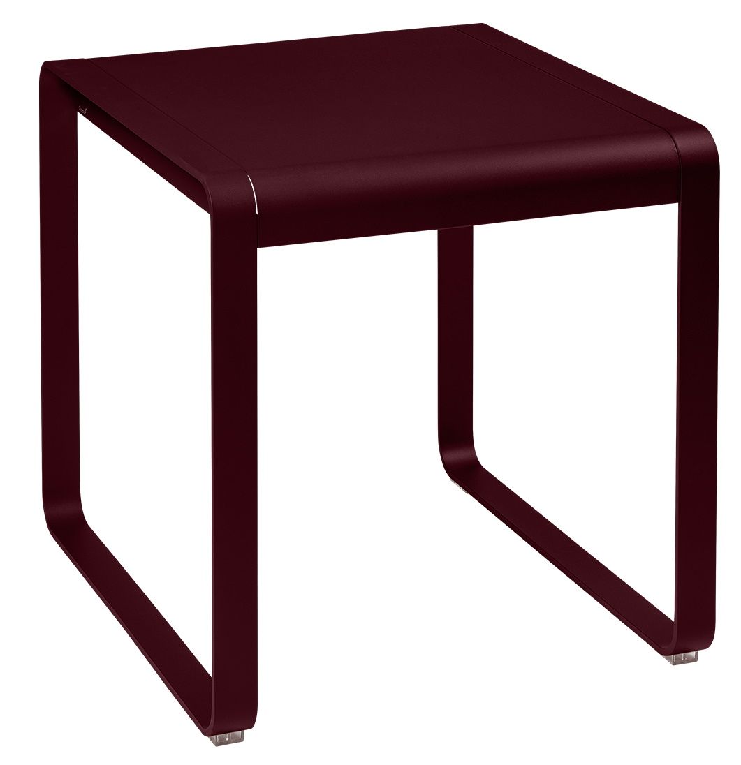 Burgunderroter Bellevie Outdoor Tisch von Fermob, quadratisch, aus Aluminium, für Garten und Terrasse.