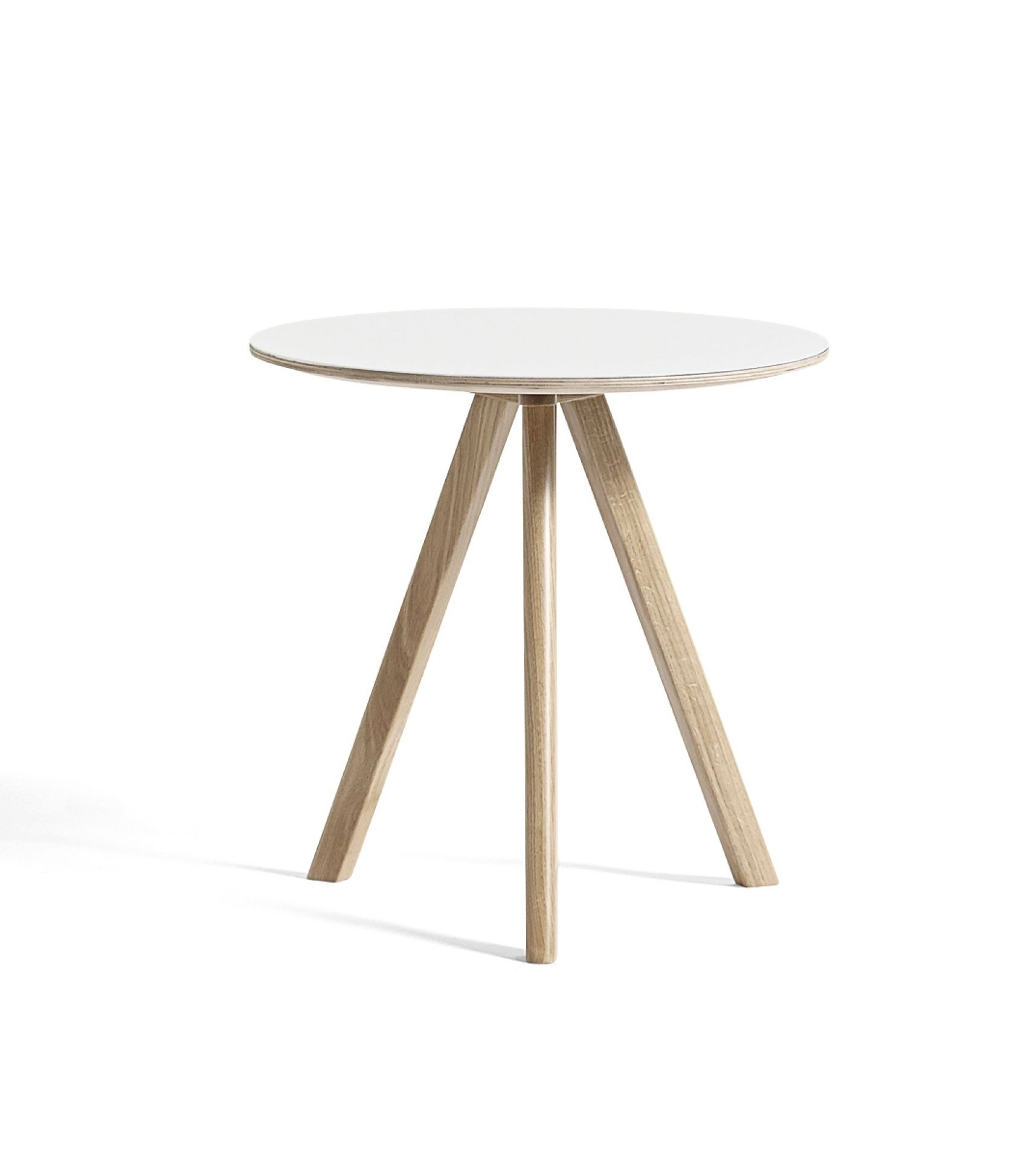 Copenhague Table CPH 20 von Hay: Runder Beistelltisch mit weißer Tischplatte und Holzgestell.