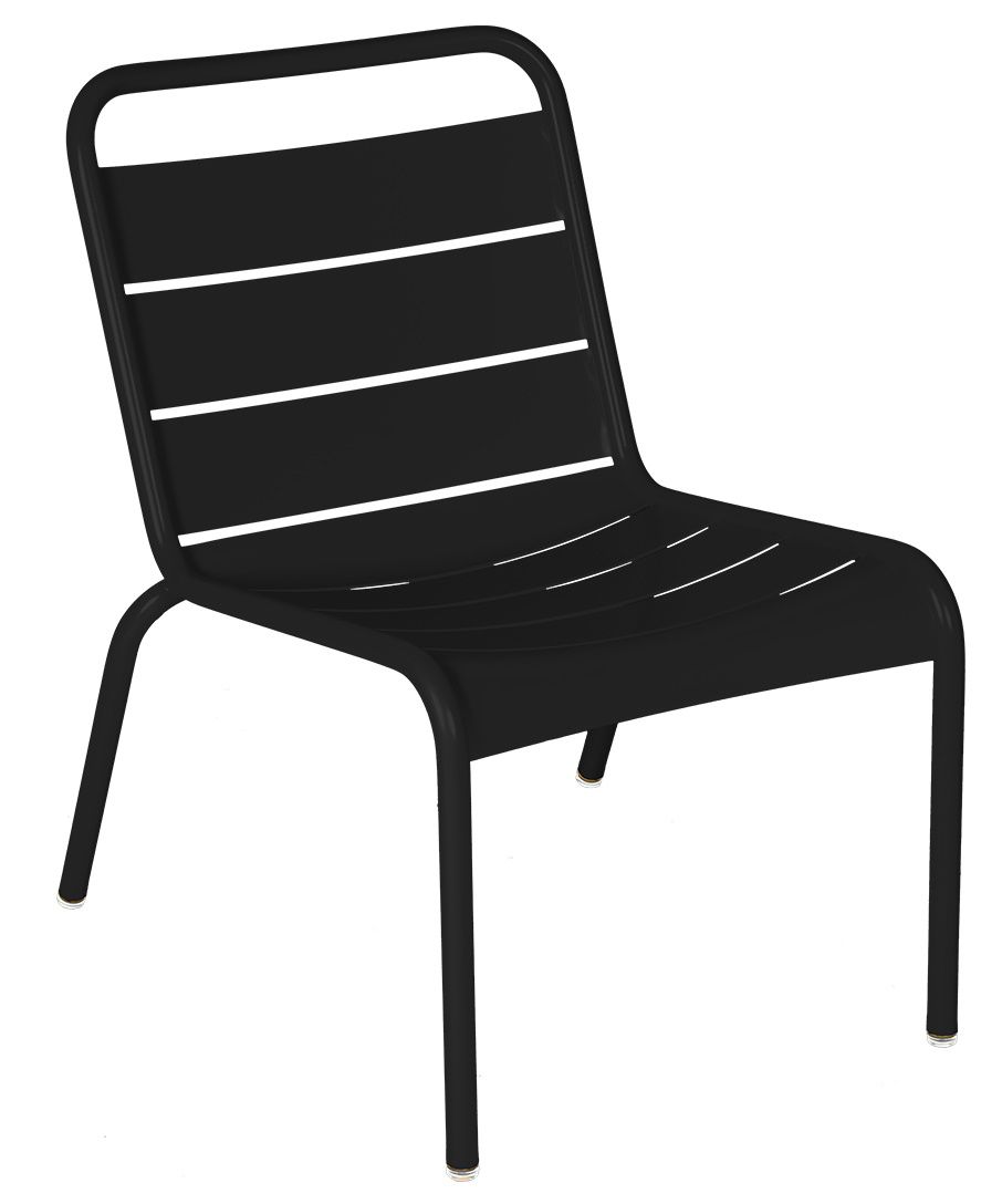 Schwarzer Luxembourg Lounge Stuhl von Fermob für den Außenbereich mit Lattenmuster und minimalistischem Design.