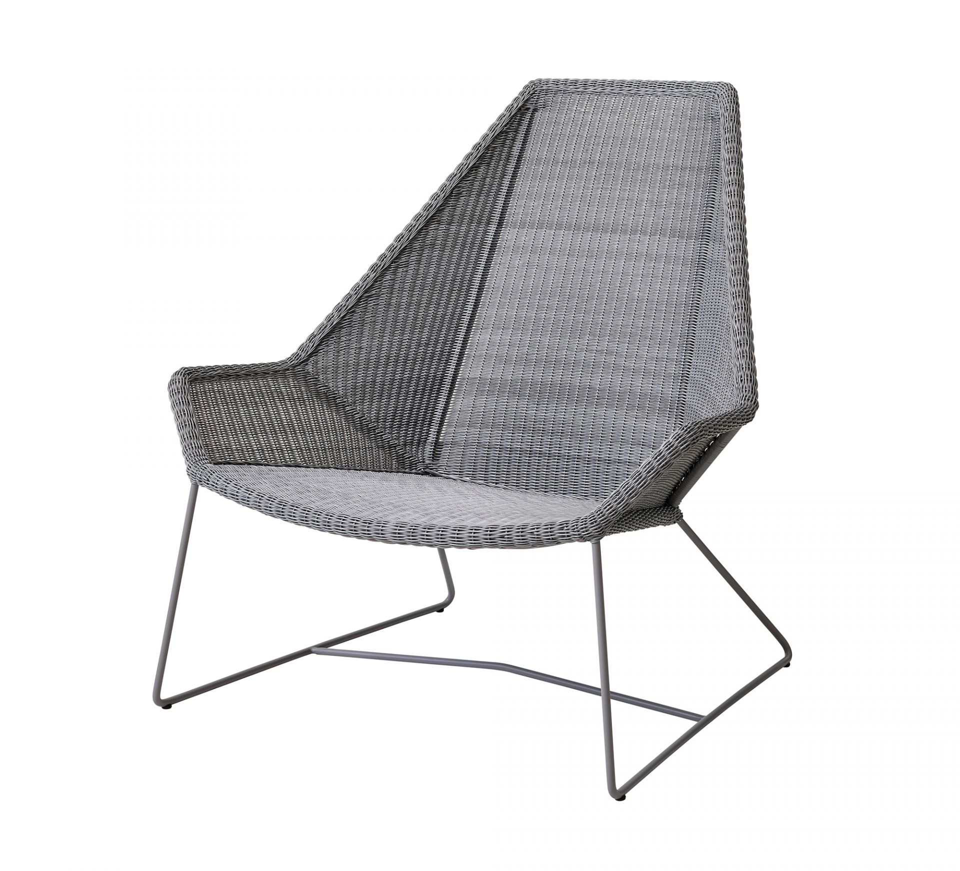 Grauer Breeze Outdoor Sessel von Cane-Line aus Rattan mit hohem Rücken und Armlehnen.