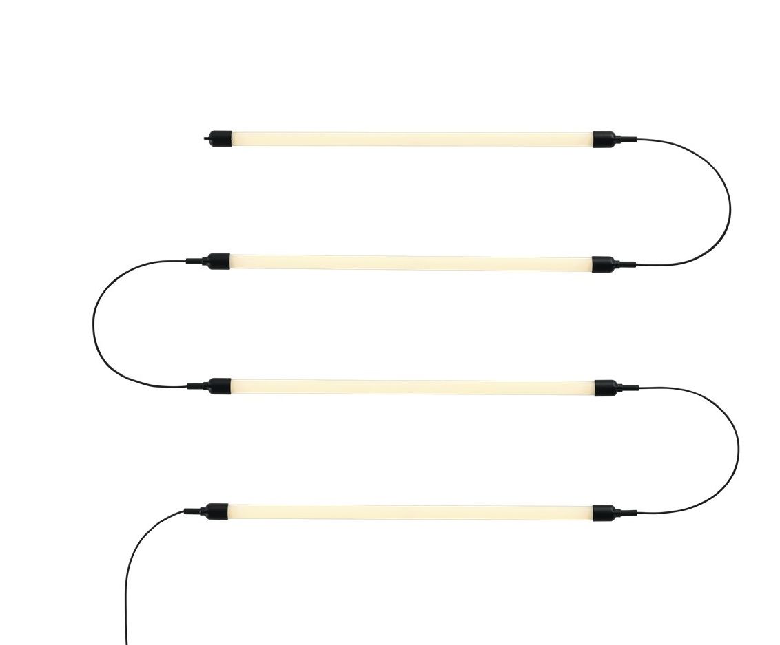 Muuto Fine Wall Wandleuchte: Minimalistische LED-Wandlampe mit vier Leuchtstoffröhren und schwarzem Kabel.