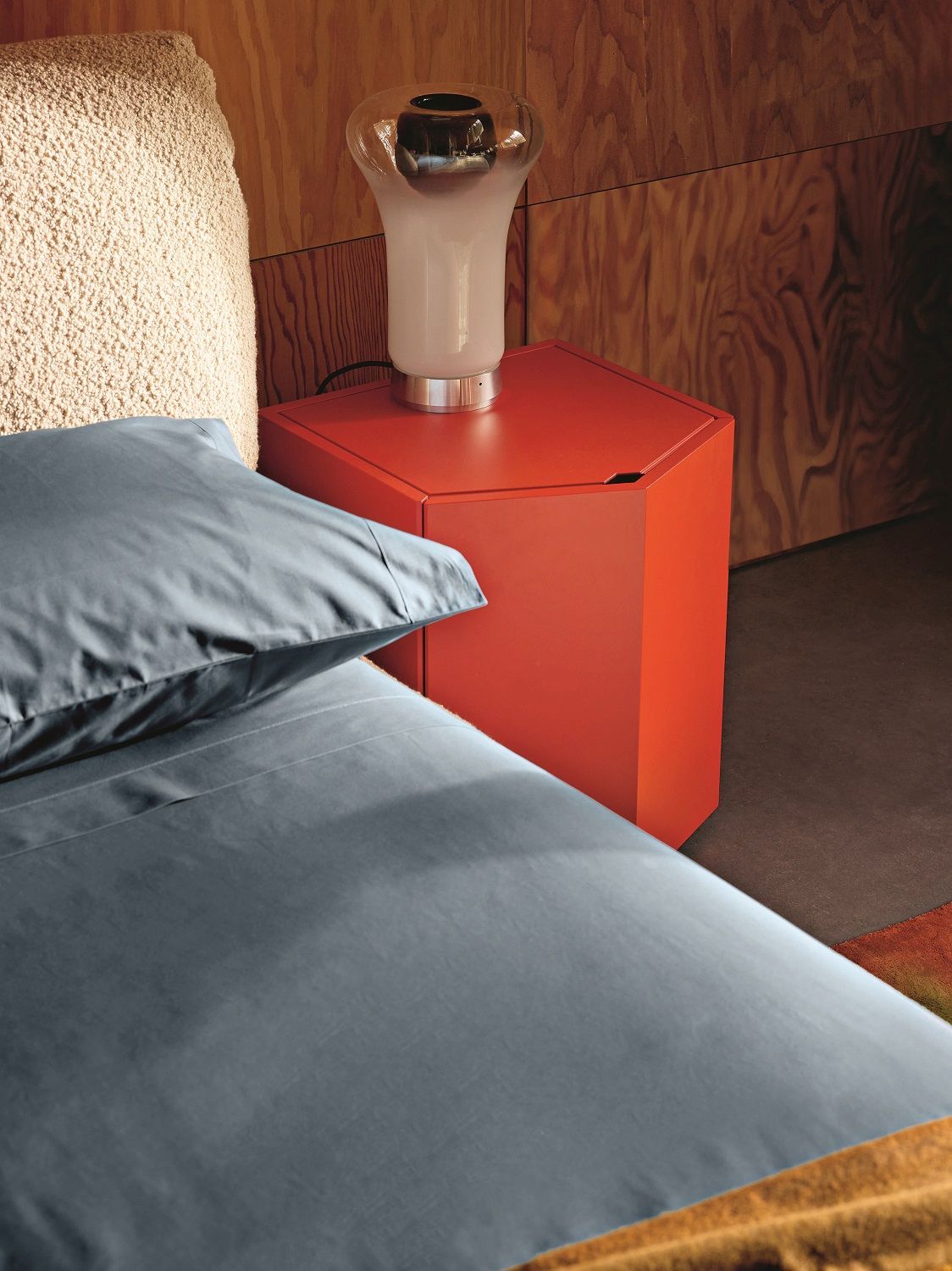 Zanotta Z24 Nightstand Nachttisch in Rot mit Lampe neben einem Bett im Schlafzimmer.
