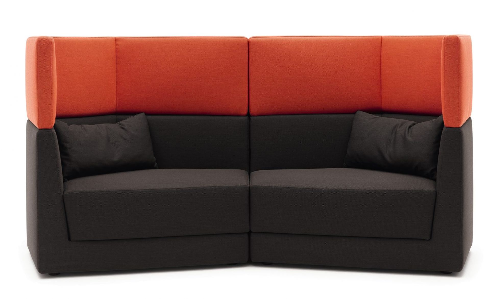 Scope Sofa Sitzelement hoch von Cor, modernes modulares Sofa in Anthrazit und Orange mit Kissen.