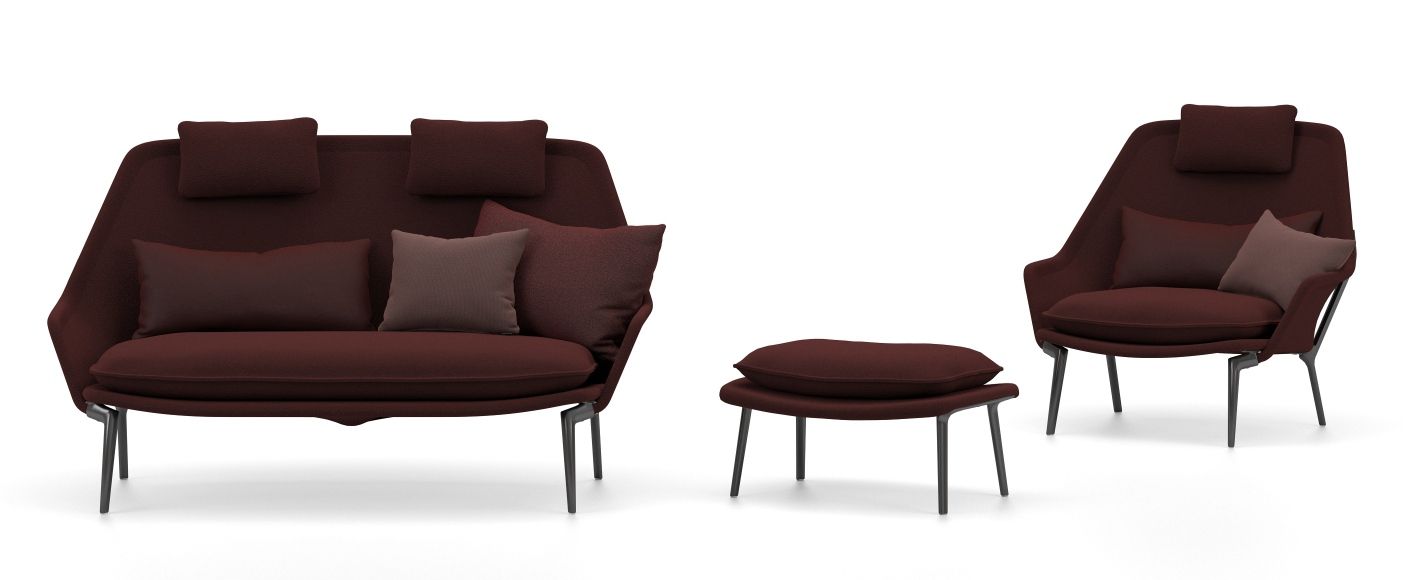 Vitra Slow Chair Sessel mit Ottoman in bordeauxrotem Stoffbezug und schwarzen Füßen.