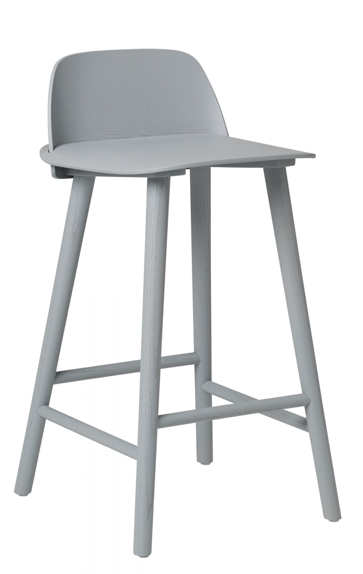 Nerd Counter Stool Barhocker von Muuto, hellgrau, aus Holz, mit Rückenlehne und Fußstütze.