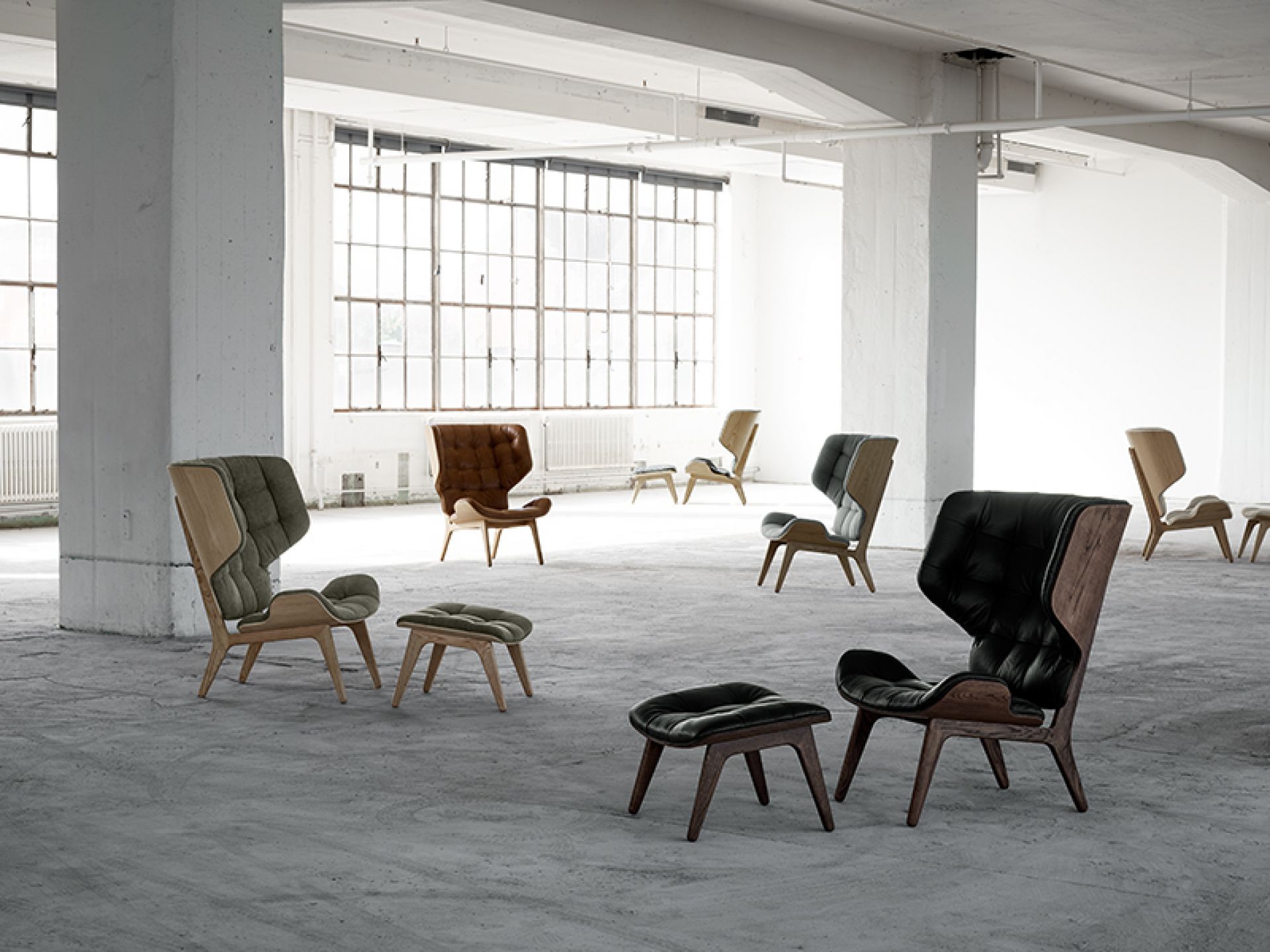 Mammoth Ottoman mit dunklem Lederbezug und Eichengestell, bequemer Hocker für Wohnzimmer und Lounge.