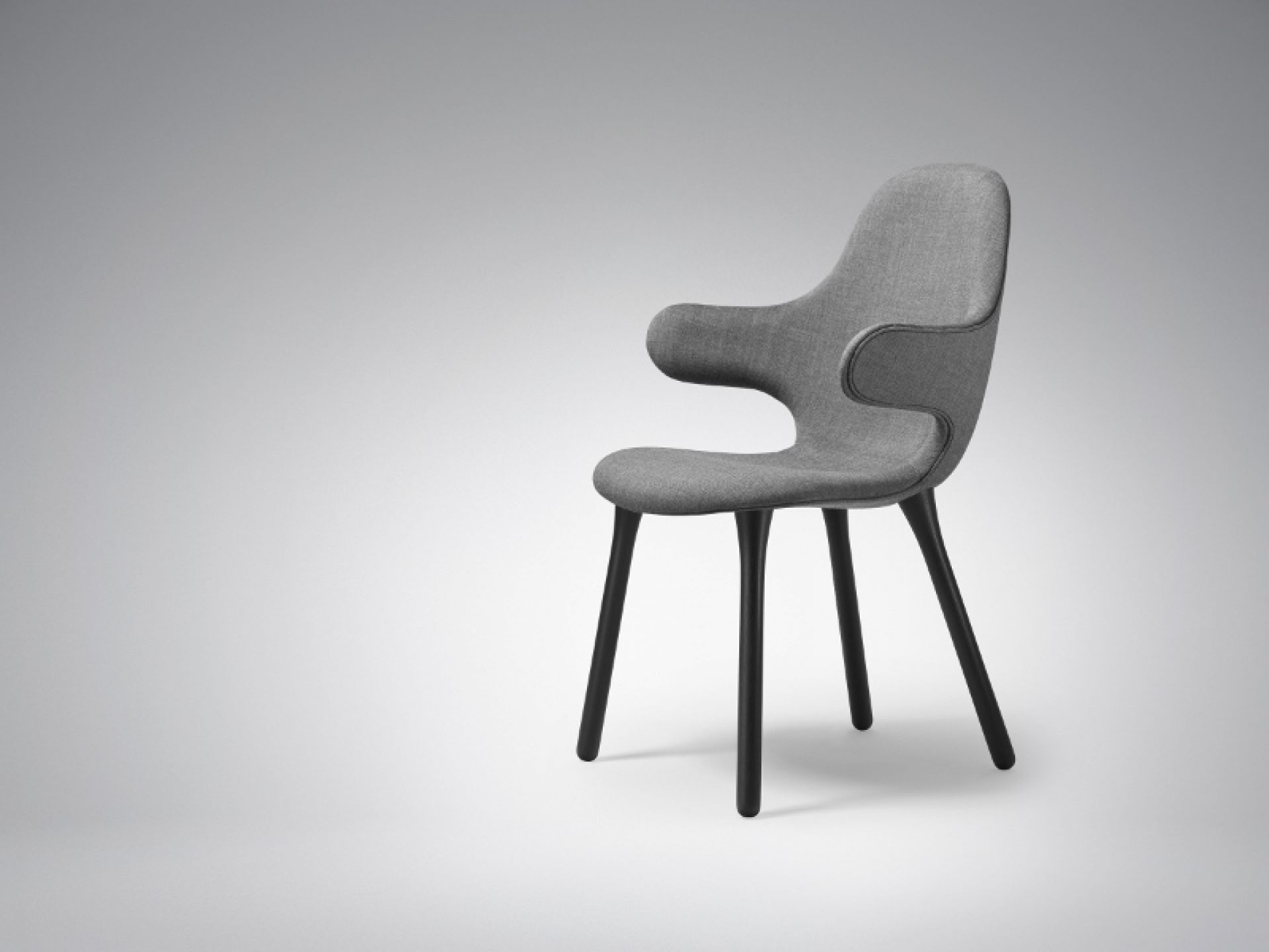 Grauer Catch Chair Stuhl von AndTradition mit schwarzen Beinen, moderner Designstuhl für Esszimmer.